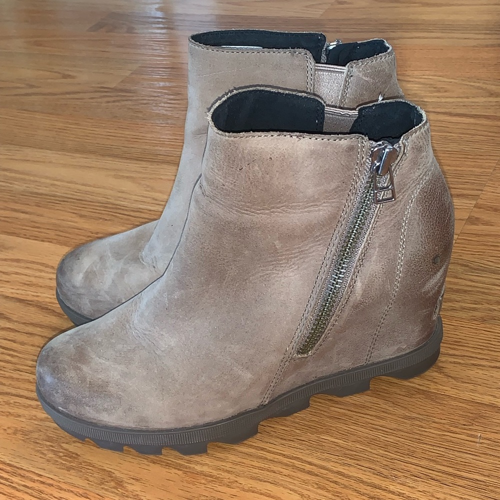 Sorel booties size 7 Joan of arctic wedge zip